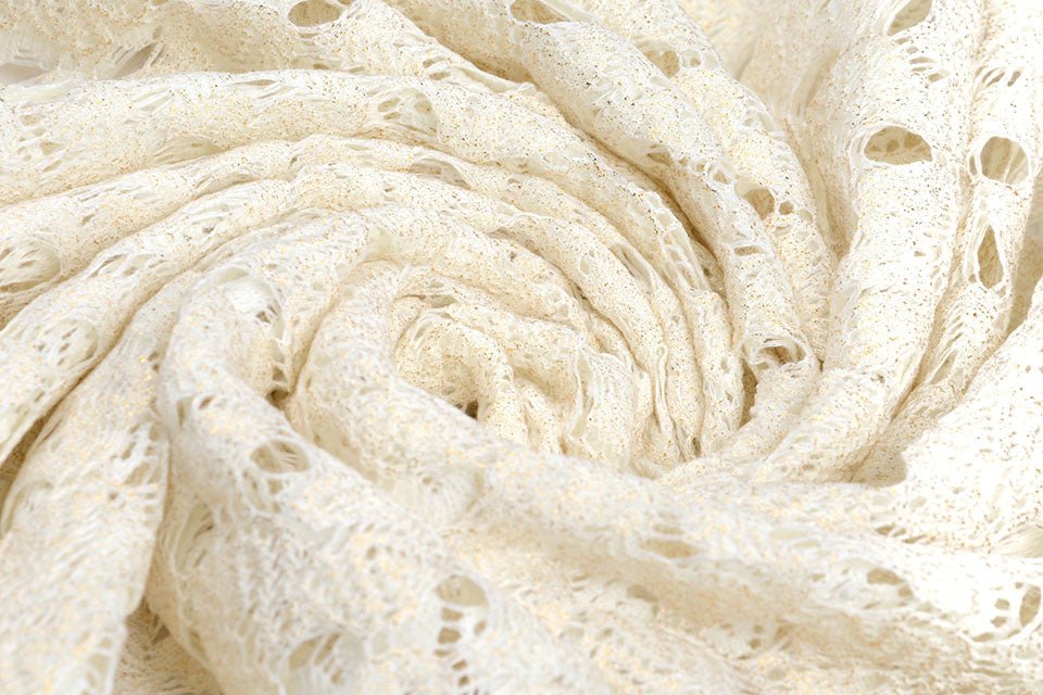Spitzenstoff – milchweiß mit goldenen Akzenten 170 g/m²
