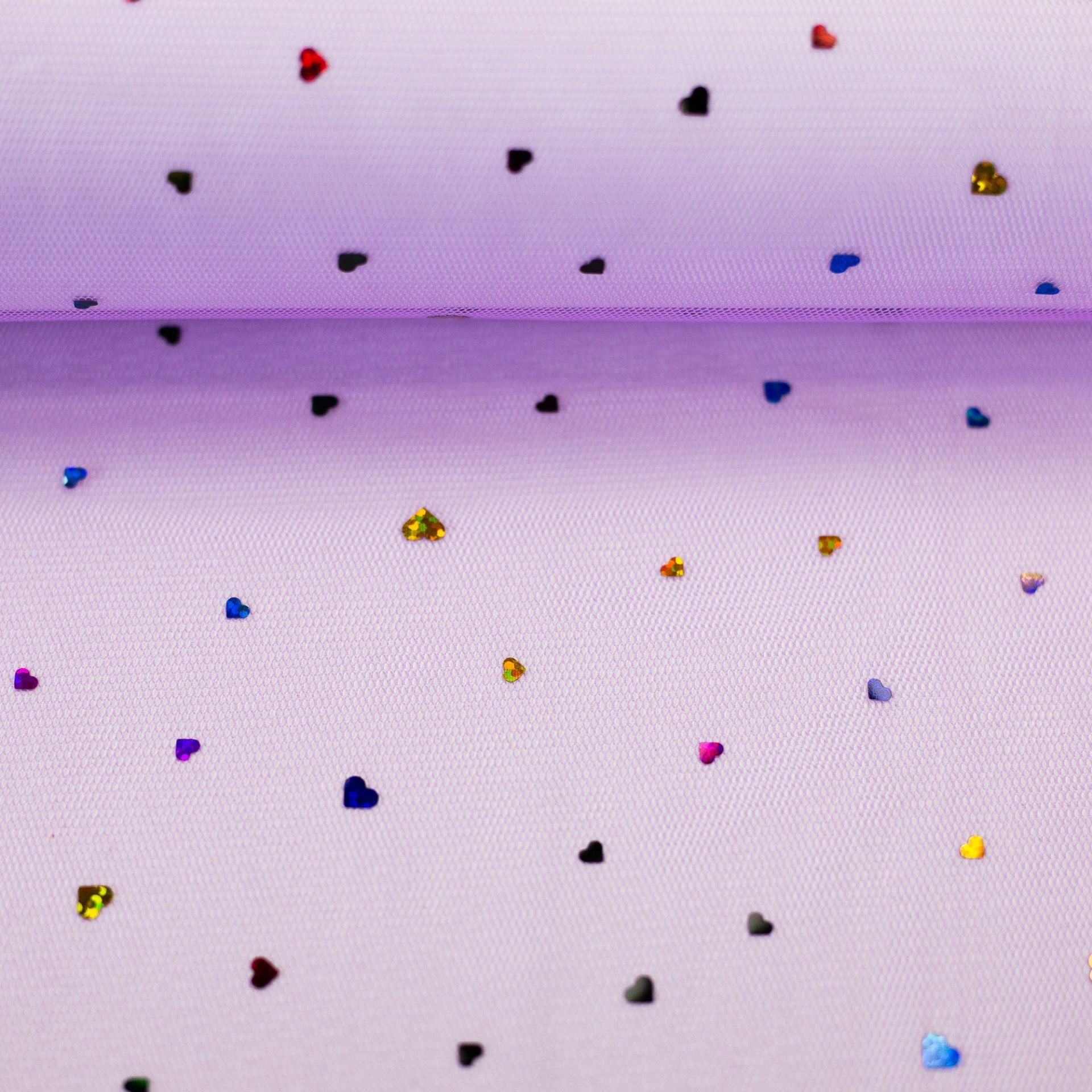 Image de tulle douce avec des cœurs sur fond lilas 40 g/m² – disponible chez Šarlotes audumi