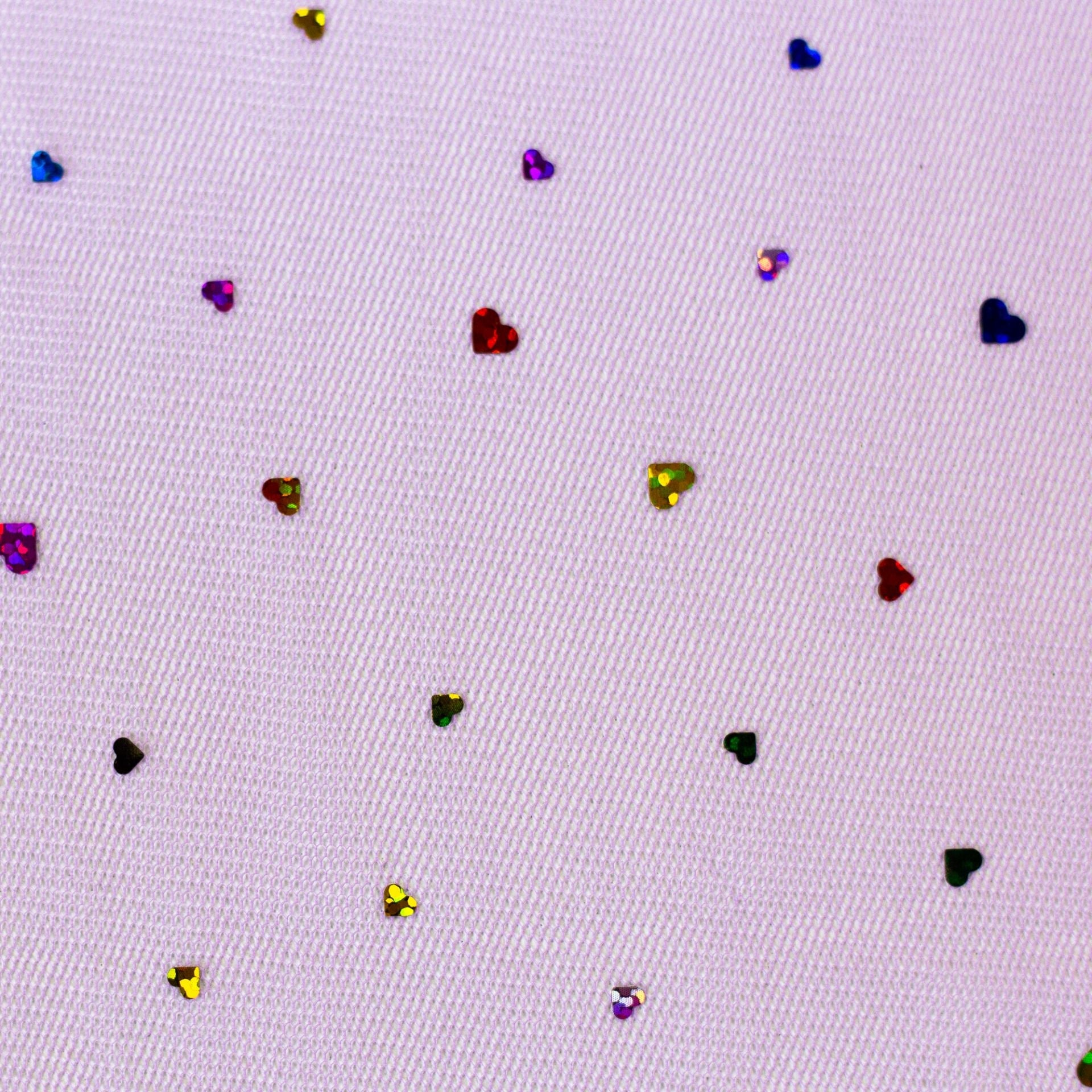 Image d’un tulle doux avec des cœurs sur fond lilas 40 g/m² – disponible chez Šarlotes audumi