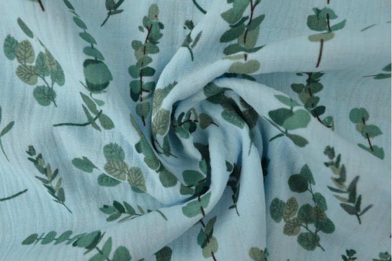 Mousseline - eucalyptus sur fond bleu 140 g/m²