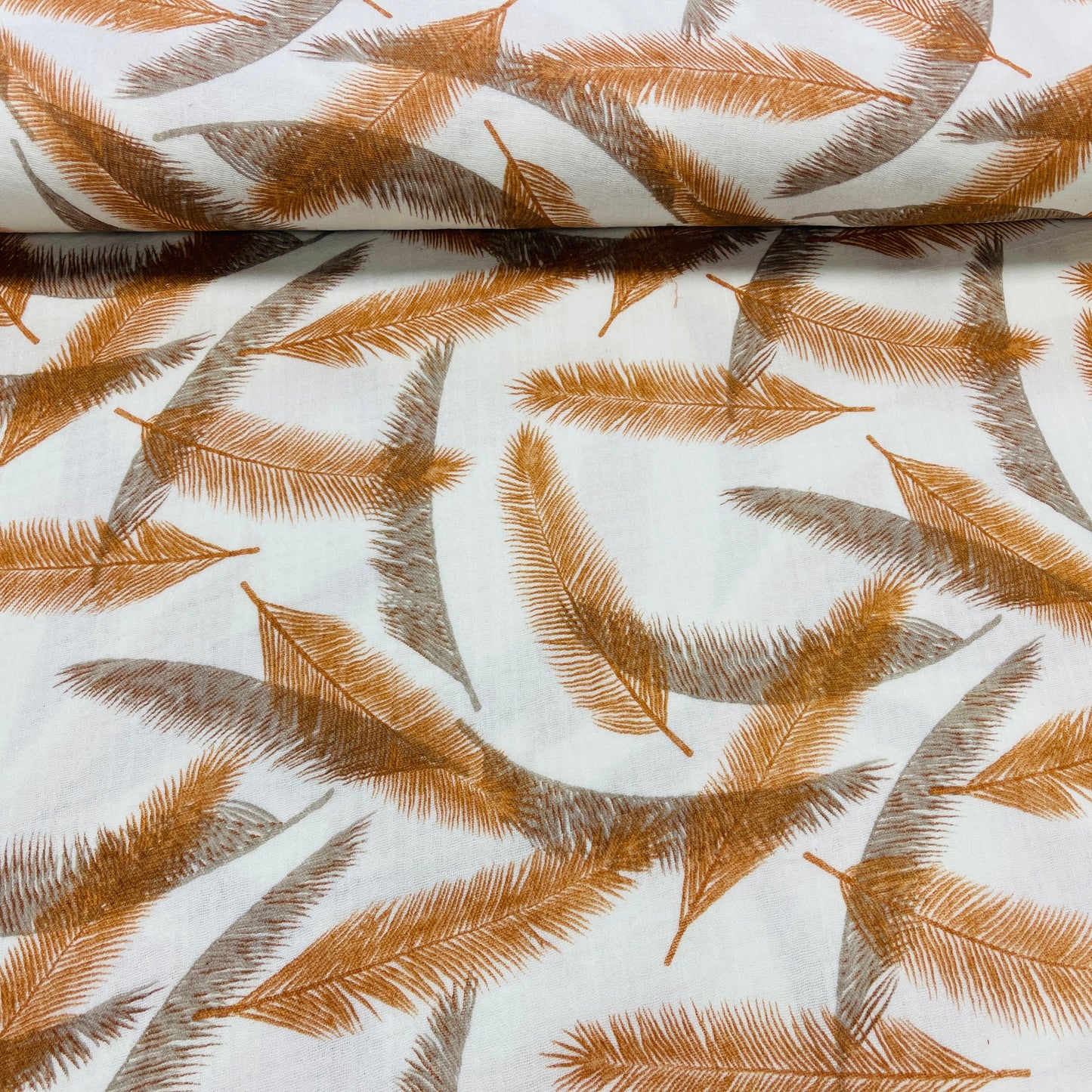 Image de mousseline - plumes orange et grises 140 g/m² – disponible chez Šarlotes audumi