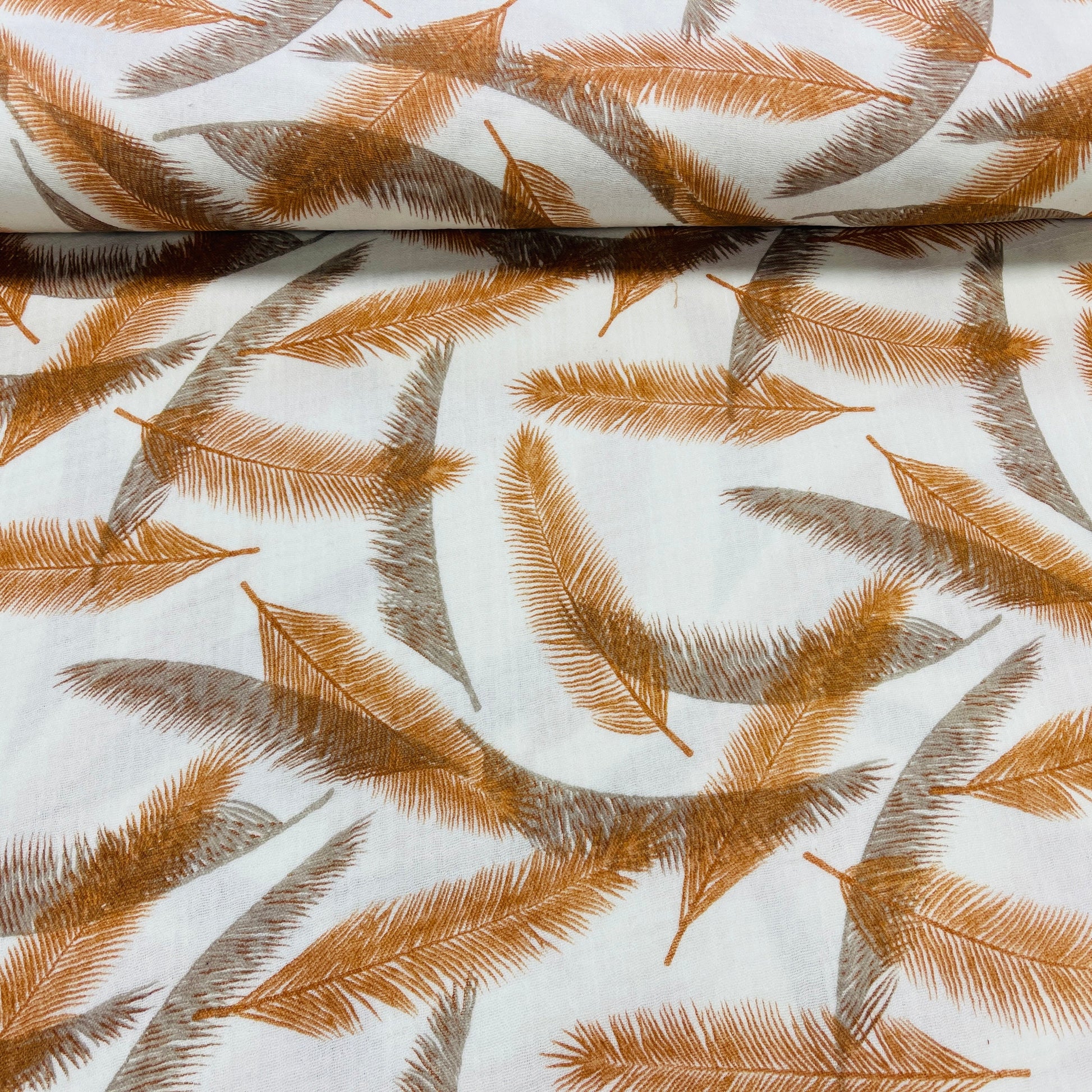 Image de mousseline - plumes orange et grises 140 g/m² – disponible chez Šarlotes audumi