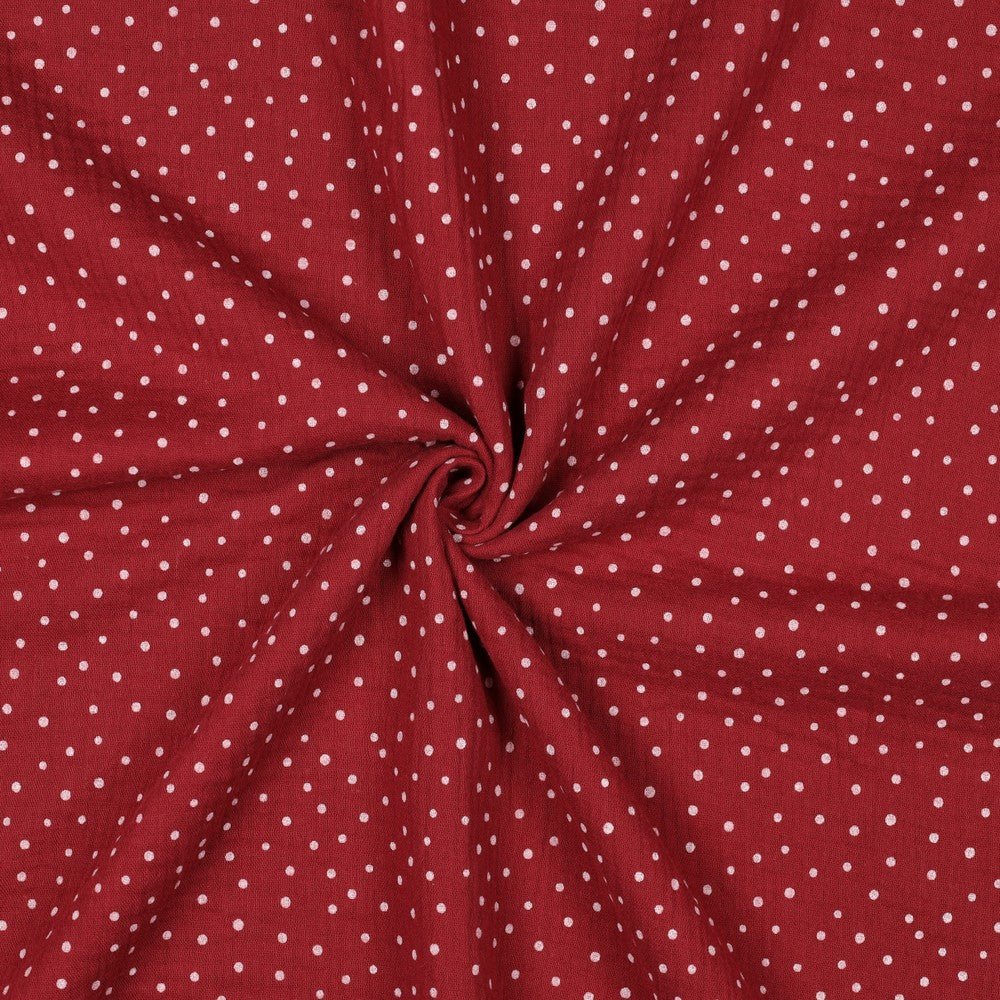 txt
Image de mousseline à pois sur fond rouge foncé 125 g/m² – disponible chez Šarlotes audumi