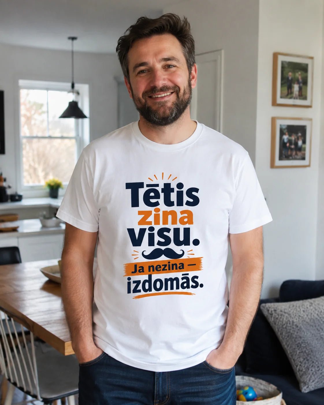 Kuva luomupuuvillaisesta T-paidasta "Isä tietää kaiken. Jos ei tiedä – keksii." – saatavilla verkossa Šarlotes audumi