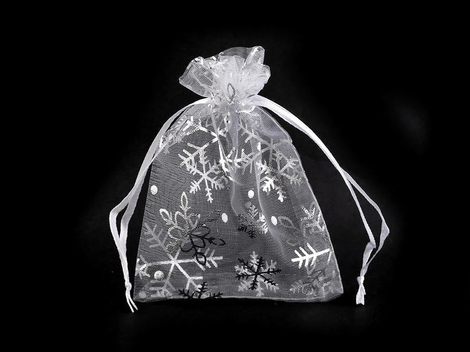 Kuva organdzalahjapussi lumihiutaleilla 9 × 12 cm – saatavilla verkossa Šarlotes audumi