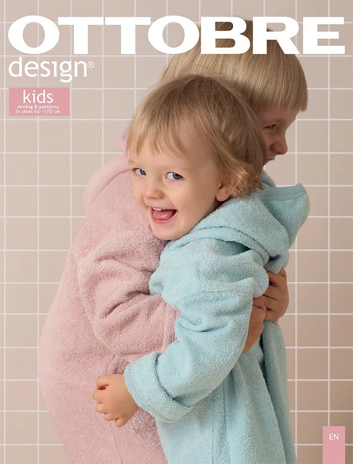 Kuva tuotteesta OTTOBRE design Kids 6/2022 – englanninkielinen lastenvaatteiden kaavalehti – saatavilla verkossa Charlotte’s Stoffe -kaupassa