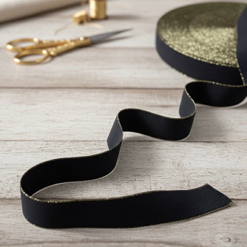 Image avec élastique plat - 2,5 cm noir avec bordure dorée – disponible chez Šarlotes audumi