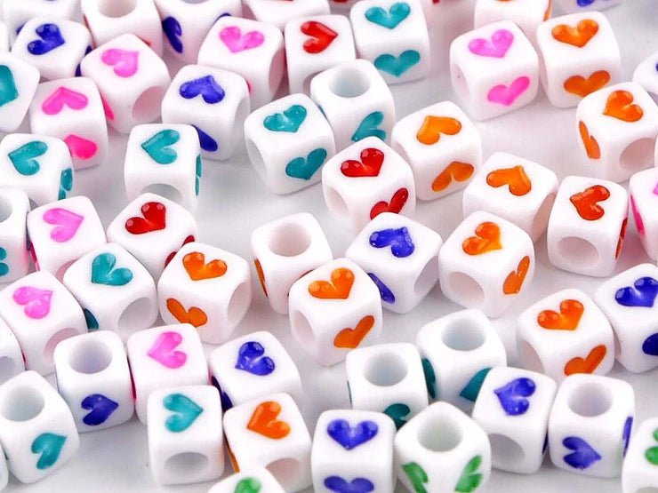 Perles en plastique avec cœurs, cubes 6×6 mm | 10 g
