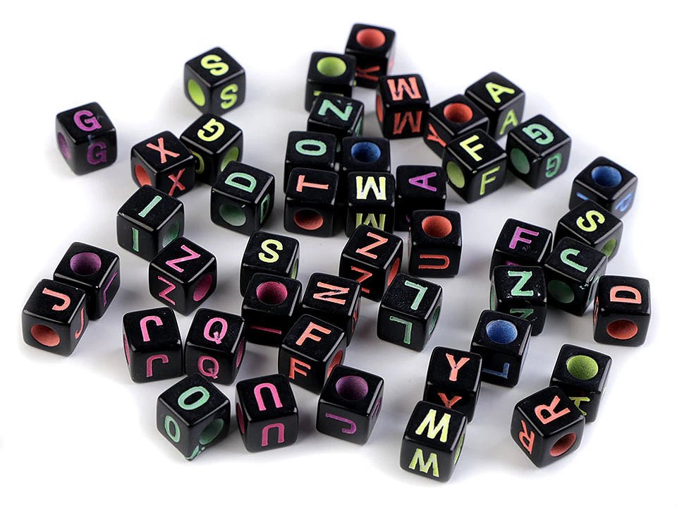 Cubes en plastique avec lettres, 8×8 mm noirs |25 pièces