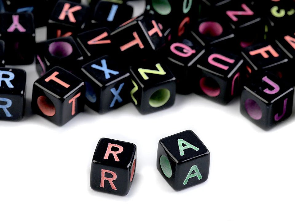 Cubes en plastique avec lettres, 8×8 mm noirs |25 pièces