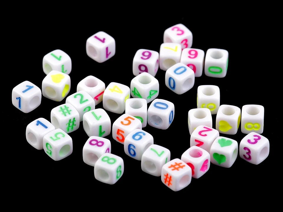 Perles en plastique avec lettres, multicolores sur fond blanc 6×6 mm