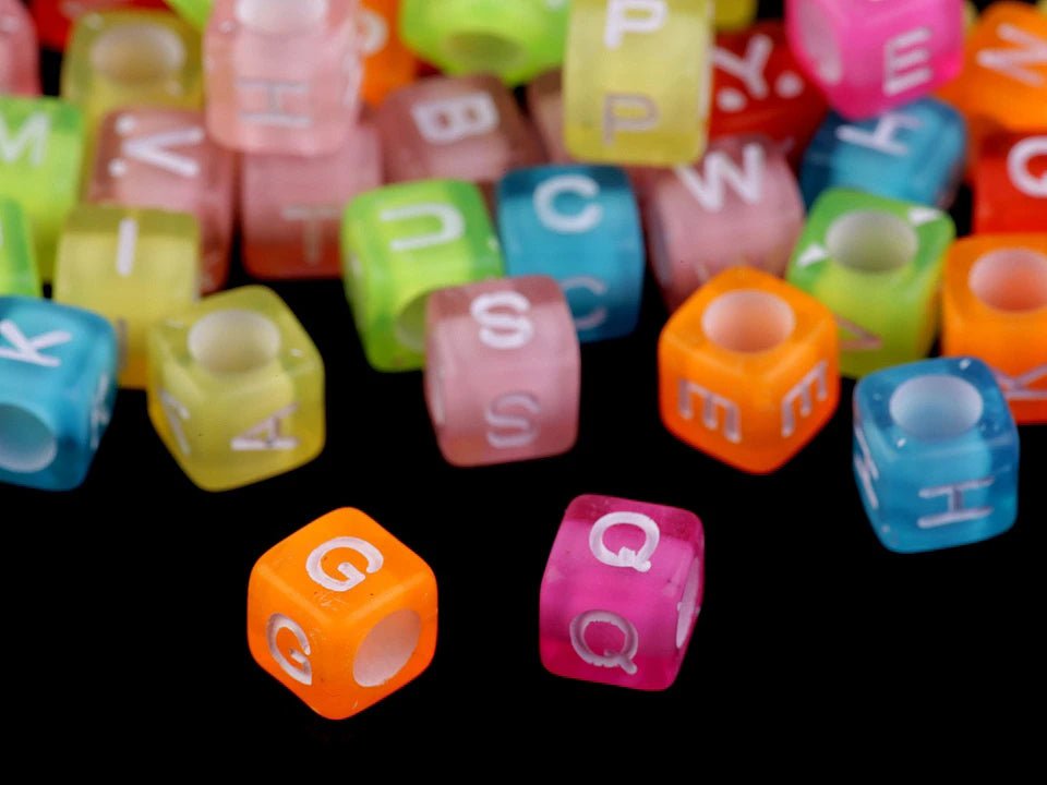 Plastmasas pērlītes ar burtiem, krāsaini uz krāsaina fona 6×6 mm