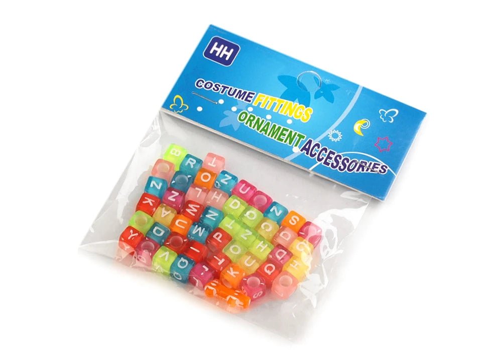 Plastmasas pērlītes ar burtiem, krāsaini uz krāsaina fona 6×6 mm