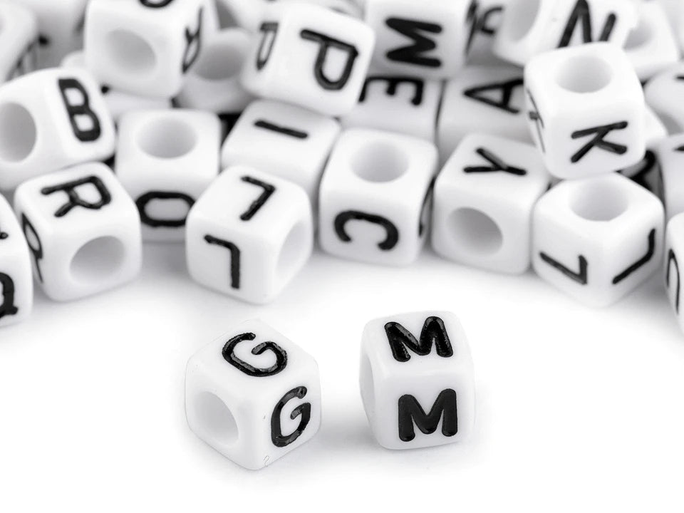 Perles en plastique avec lettres, cubes 6×6 mm