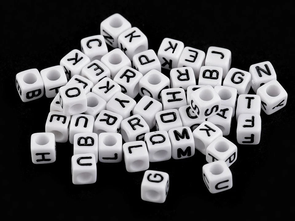 Perles en plastique avec lettres, cubes de 6×6 mm