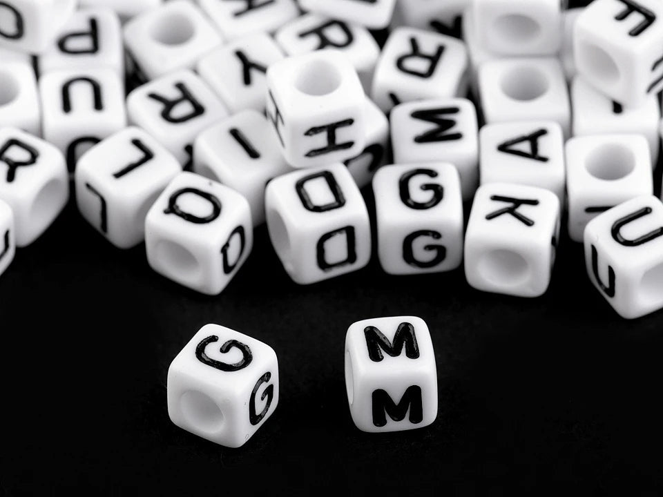 Perles en plastique avec lettres, cubes 6×6 mm