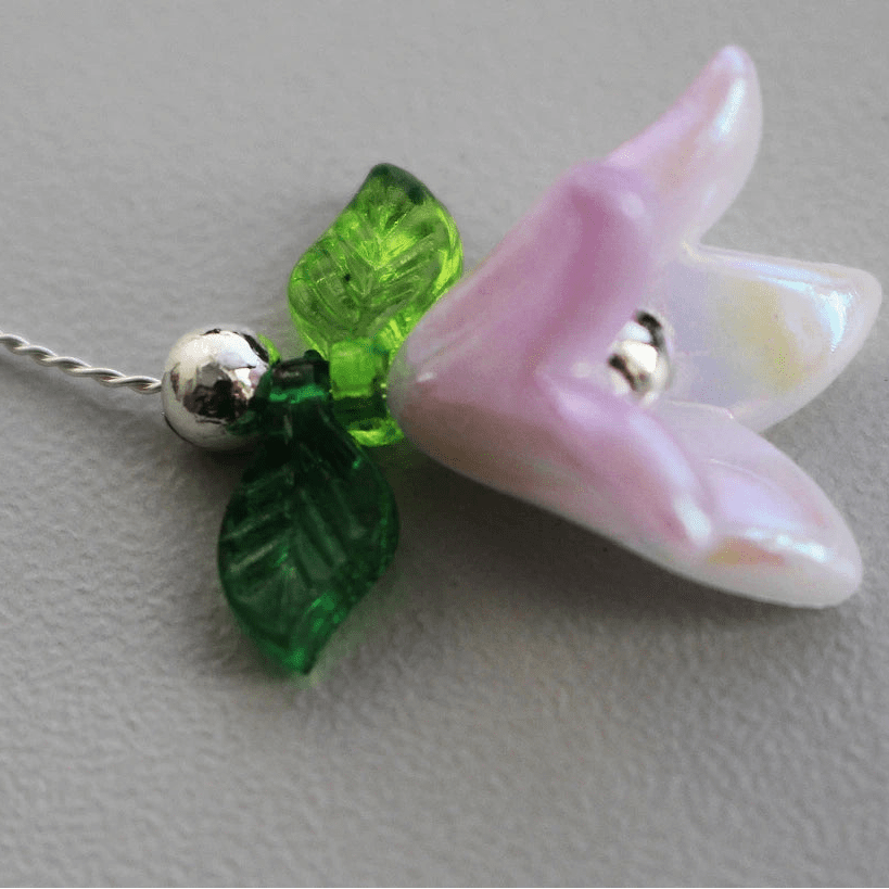 Image of flower-shaped plastic beads with a mother-of-pearl effect, 12×16 mm, 20 pcs. – available at Šarlotes audumi