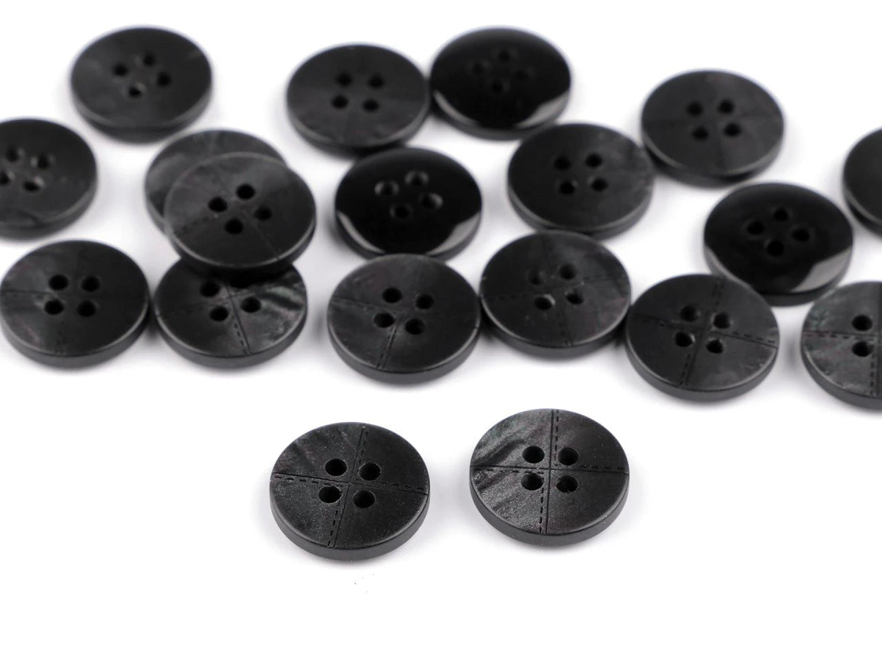 Image de boutons en plastique 15 mm - noirs – disponible chez Šarlotes audumi