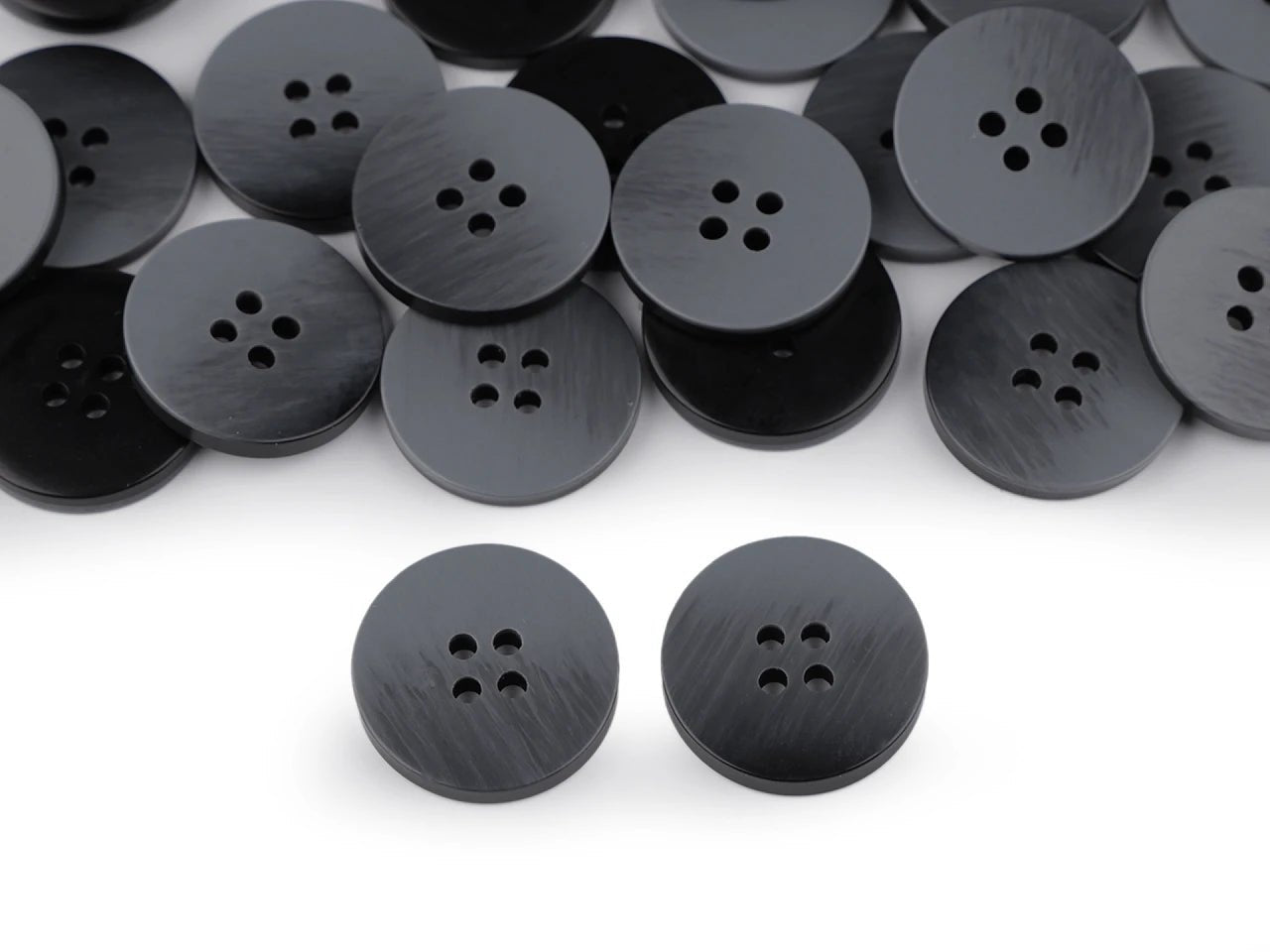 Image with buttons with an ombre effect, elegant color gradient design Ø 21 mm - 28 mm – available at Charlotte's Fabrics