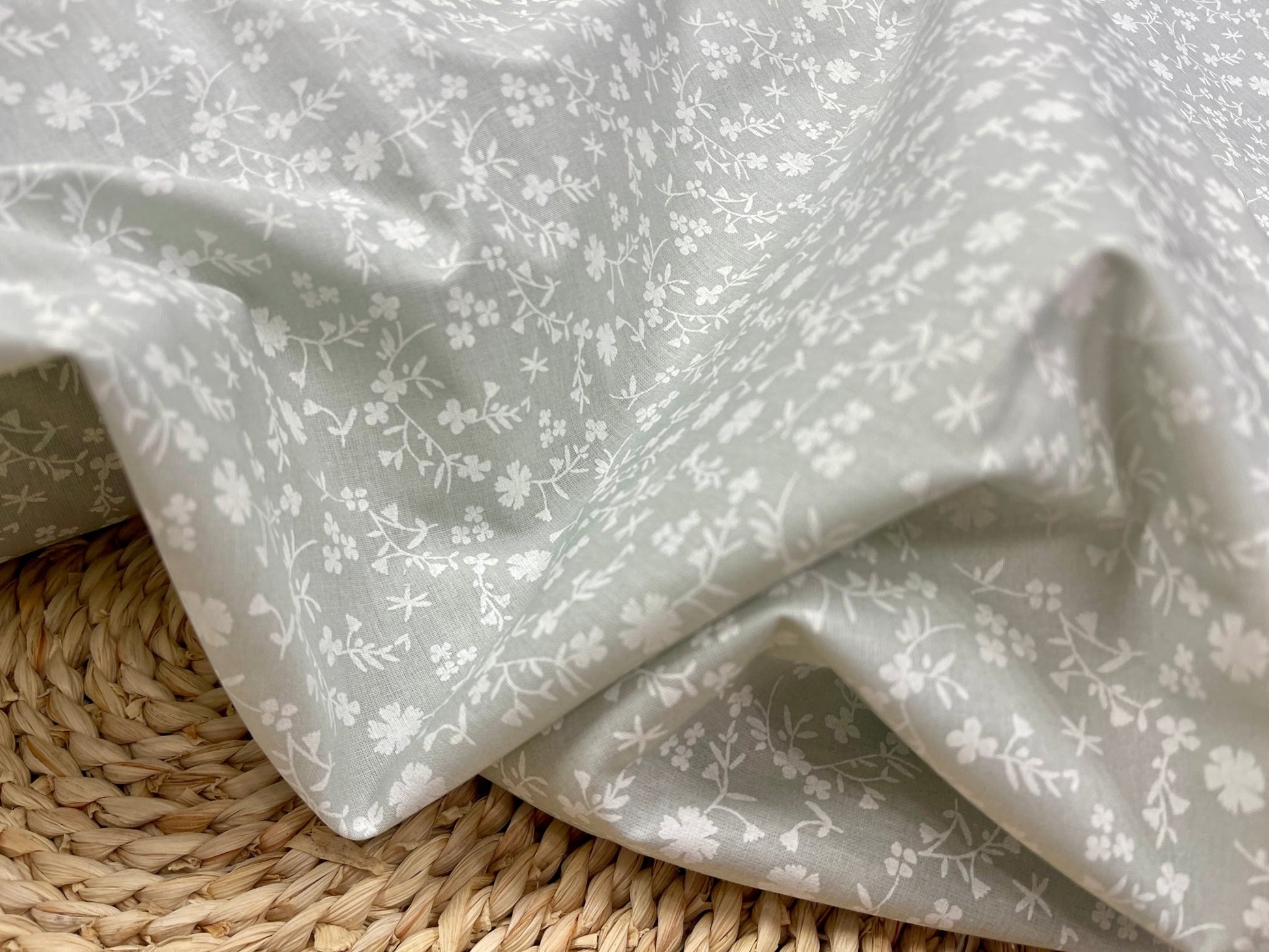Tissu premium 100 % coton - motif floral délicat sur fond gris 110 g/m²