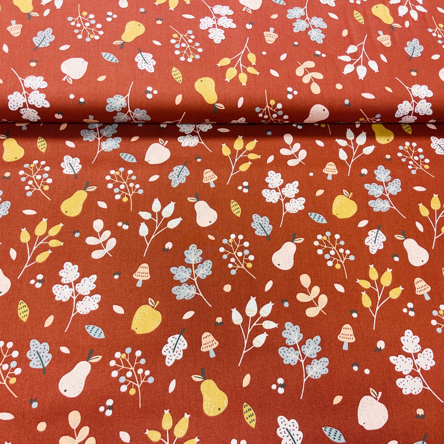 Premium 100% cotton fabric - flowers on a brick-red background 110 g/m²