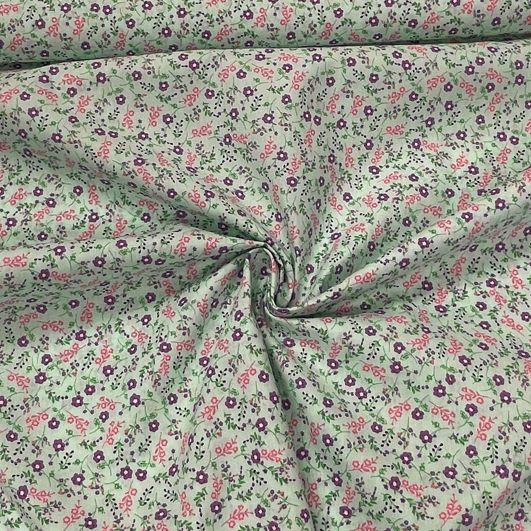 Tissu premium 100 % coton, motif fleuri sur fond bleu 115 g/m²