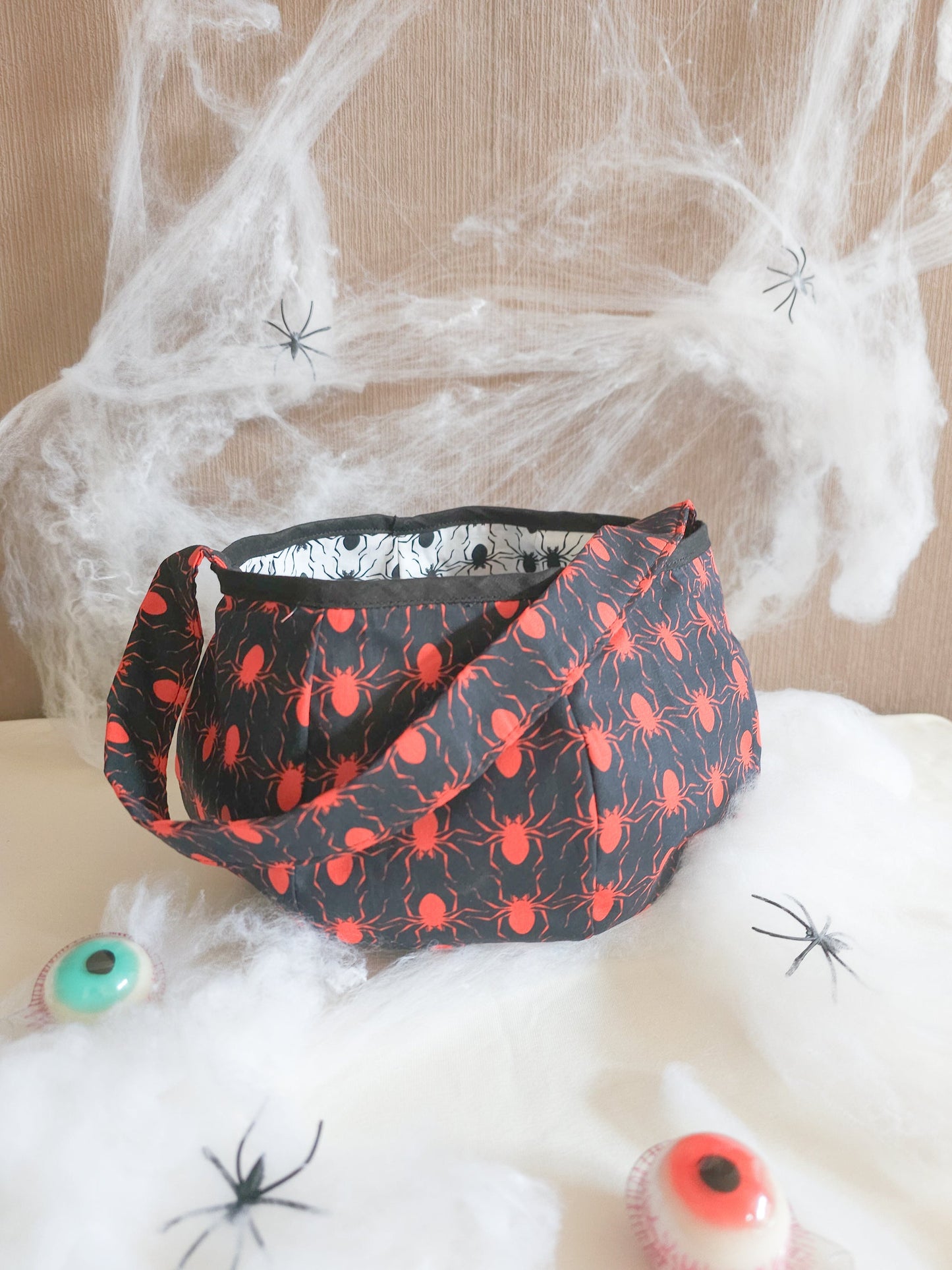 Premium 100% cotton fabric - red spiders 130 g/m²