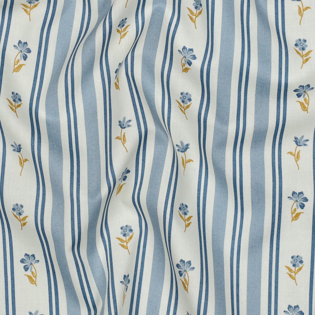 Image du tissu Premium 100 % coton - motif floral bleu et lignes 110 g/m² – disponible chez Šarlotes audumi