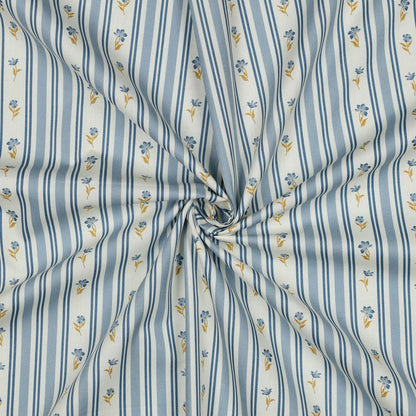 Image avec tissu premium 100 % coton – motif fleurs bleues et lignes, 110 g/m² – disponible chez Šarlotes audumi
