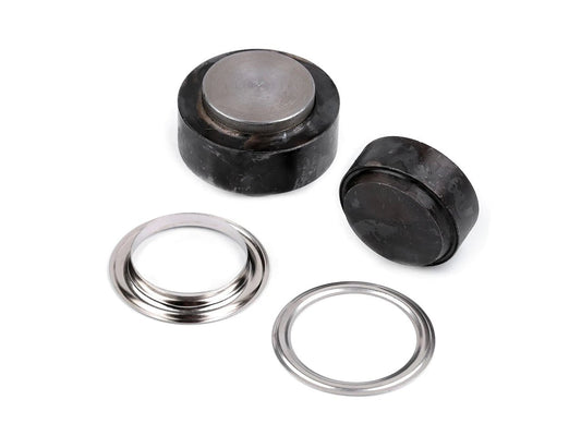 alt
Image with press stud caps, eyelets, louvers Ø35 mm – available at Šarlotes audumi