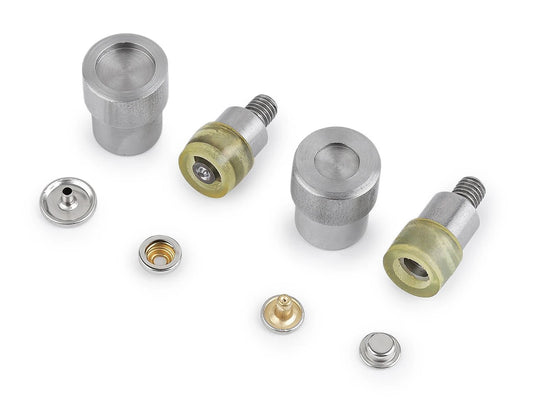 Image avec embout de pose pour boutons-pression métalliques double face (tissus épais) Ø15 mm – disponible chez Šarlotes audumi
