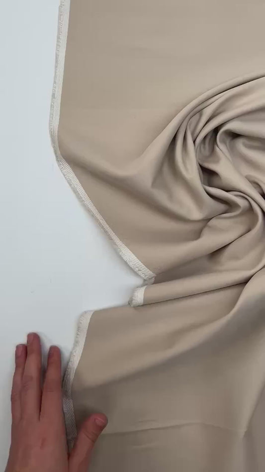 Itālijas viskozes tvila kostīmaudums-bēšs 220 g/m²