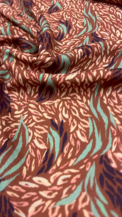 Tissu 100 % viscose, brunâtre, motif menthe, 125 g/m²