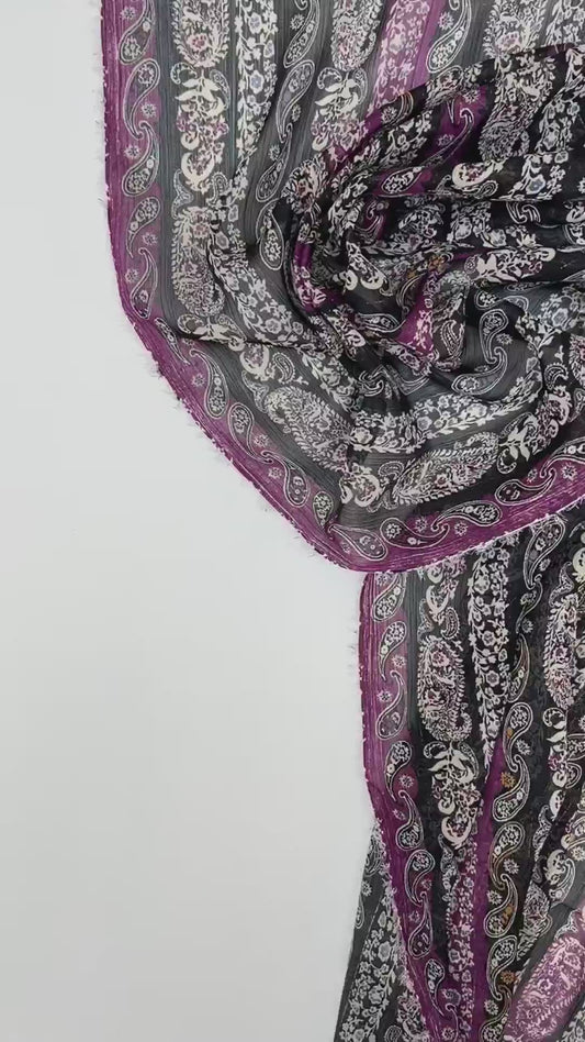 Italialaista sifonkikangasta musta-violetilla paisley-kuviolla ja lurex-langalla 70 g/m²