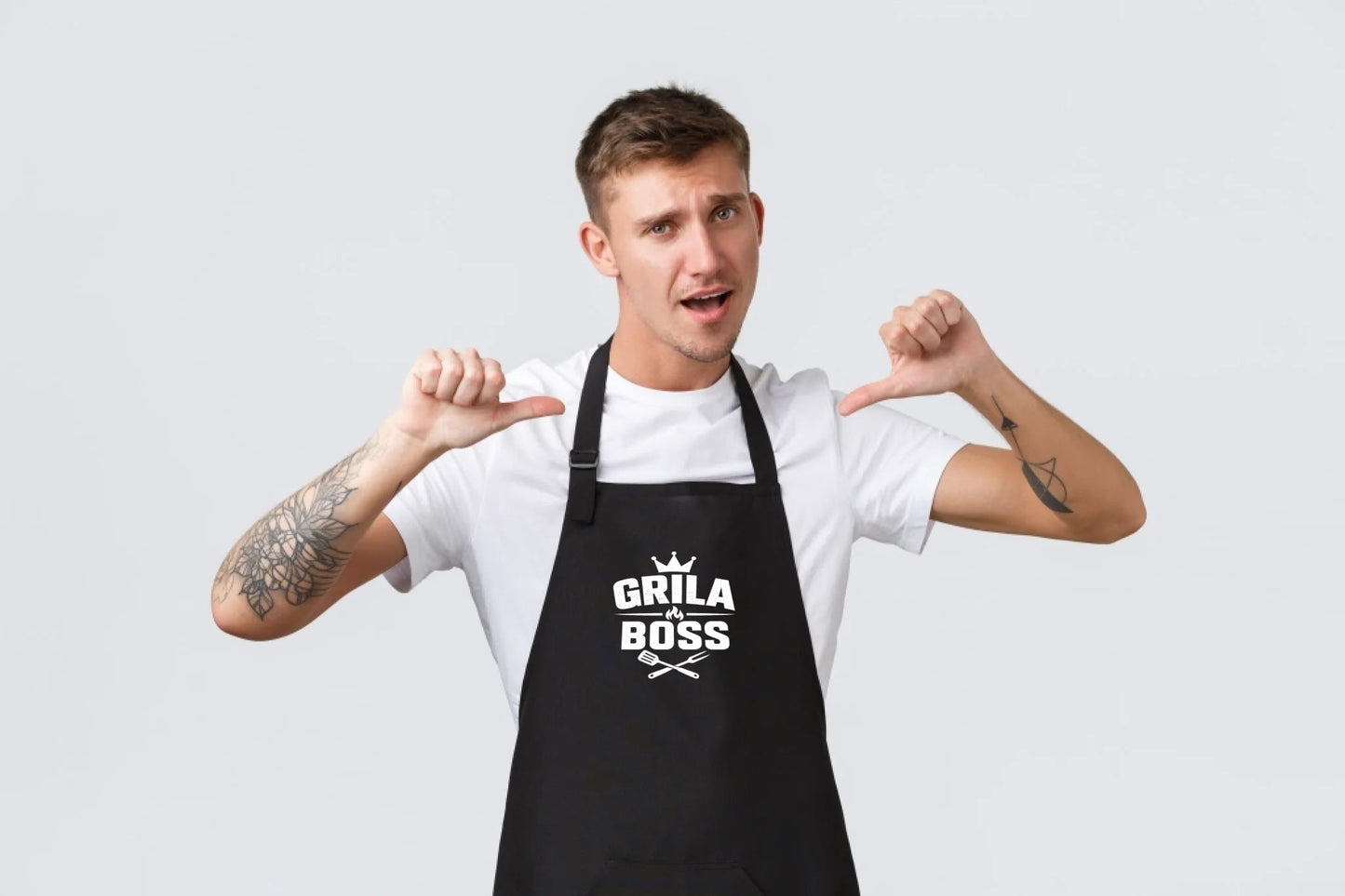 Image avec tablier noir "Grila boss" – disponible chez Šarlotes audumi