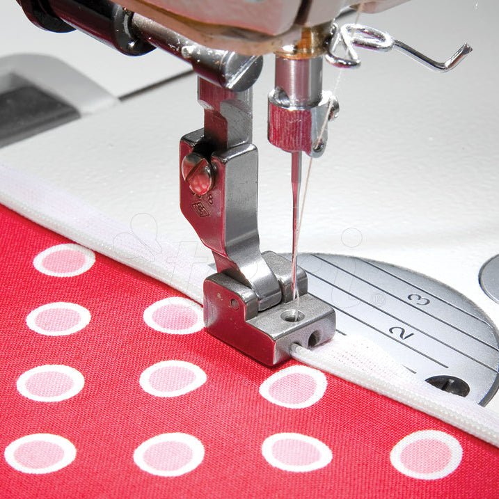Image d’un pied-de-biche pour machine à coudre industrielle, pour coudre une fermeture éclair invisible – disponible chez Šarlotes audumi