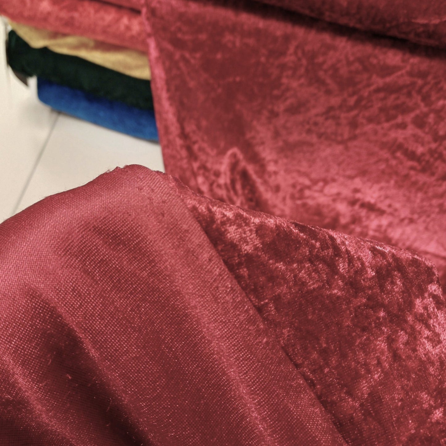 Velvet with a crinkle effect - cherry red 160 g/m²