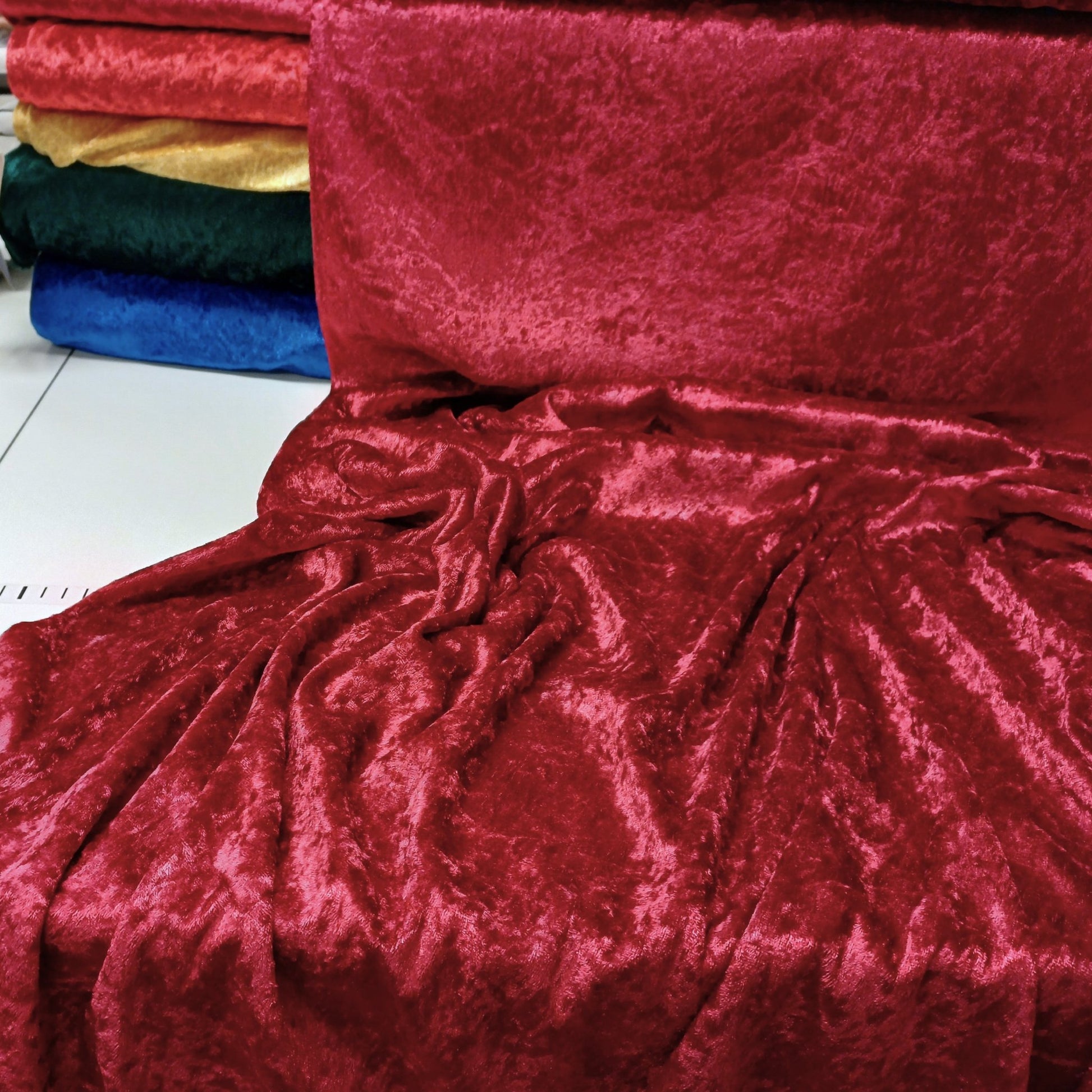 Velvet with a crinkled effect - cherry red 160 g/m²
