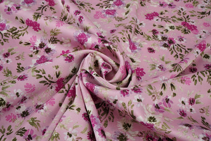 Satin avec élasthanne - fleurs sur fond rose 80 g/m²