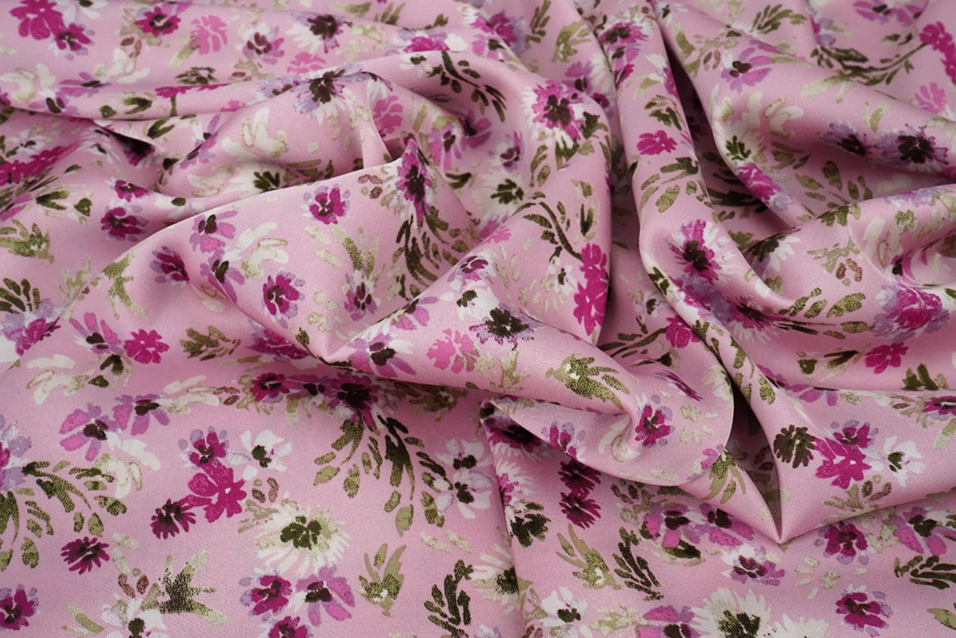 Satin avec élasthanne - fleurs sur fond rose 80 g/m²