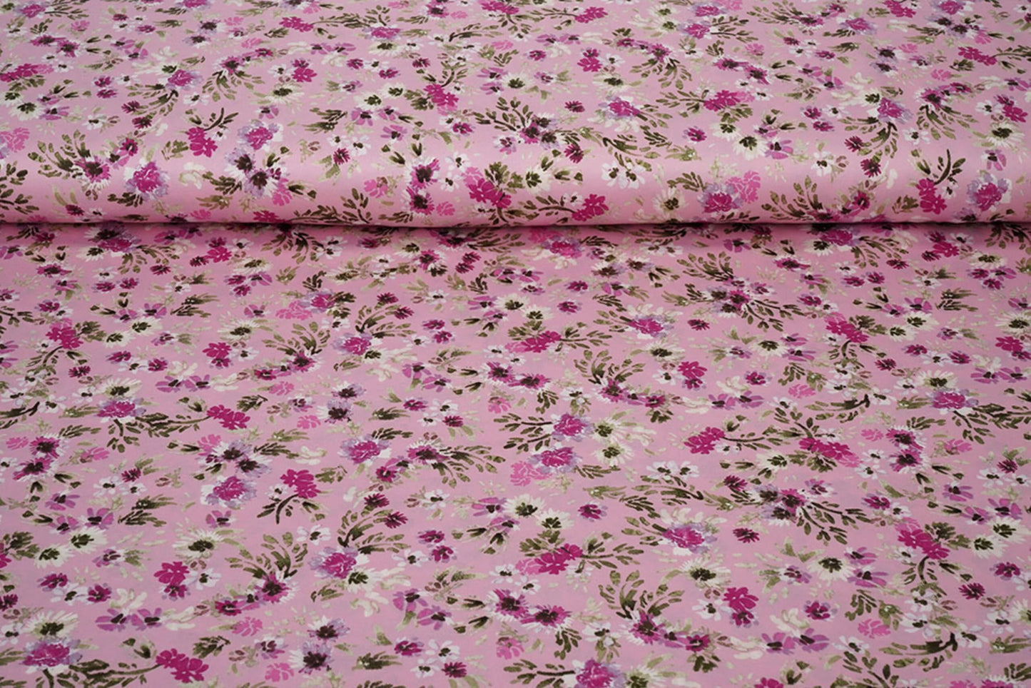 Satin avec élasthanne - fleurs sur fond rose 80 g/m²