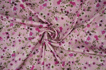 Satin avec élasthanne - fleurs sur fond rose 80 g/m²