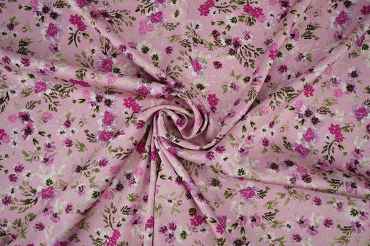 Satin avec élasthanne - fleurs sur fond rose 80 g/m²