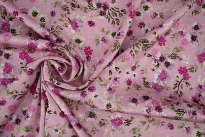 Satin avec élasthanne - fleurs sur fond rose 80 g/m²