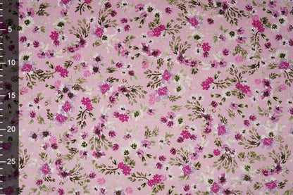 Satin avec élasthanne - fleurs sur fond rose 80 g/m²