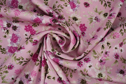 Satin avec élasthanne - fleurs sur fond rose 80 g/m²