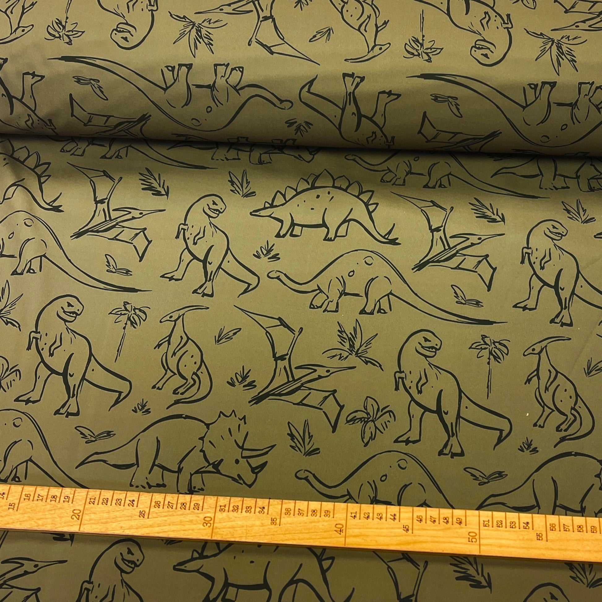 Tissu softshell dino 310 g/m² – disponible chez Šarlotes audumi