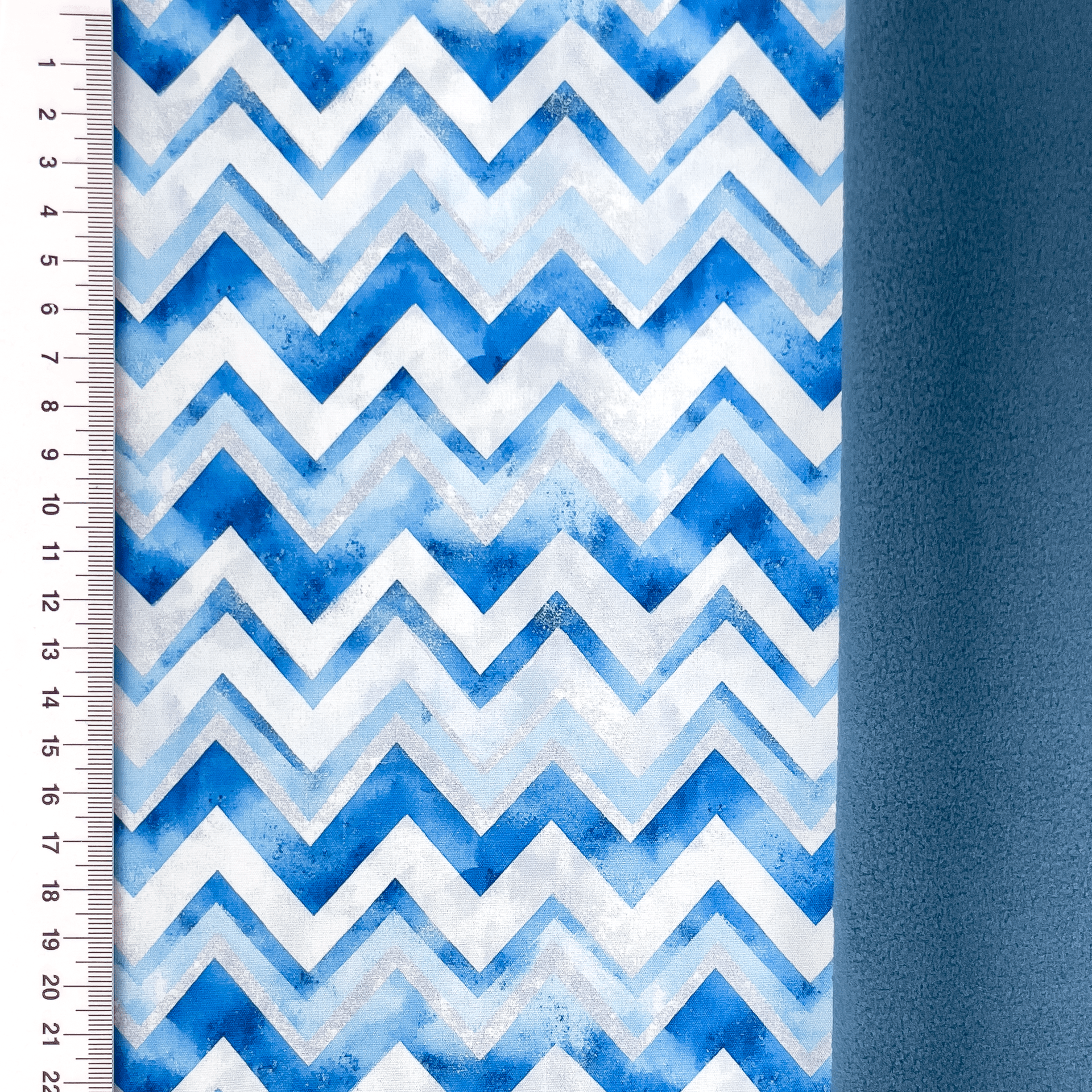 Image du tissu Softshell - zigzag 310 g/m² – disponible chez Tissus de Charlotte