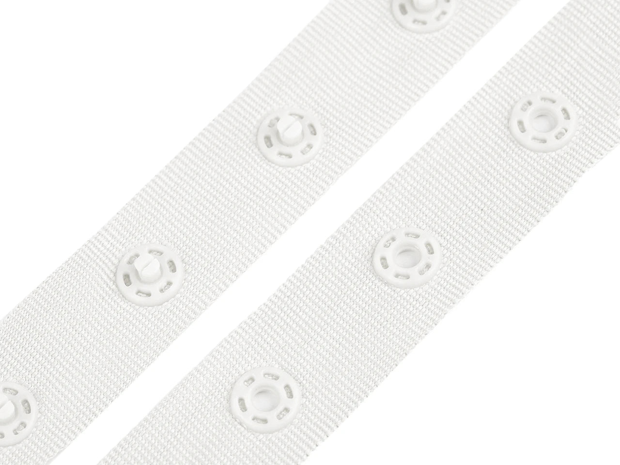 Image avec bande à boutons-pression 18 mm - blanche – disponible chez Šarlotes audumi