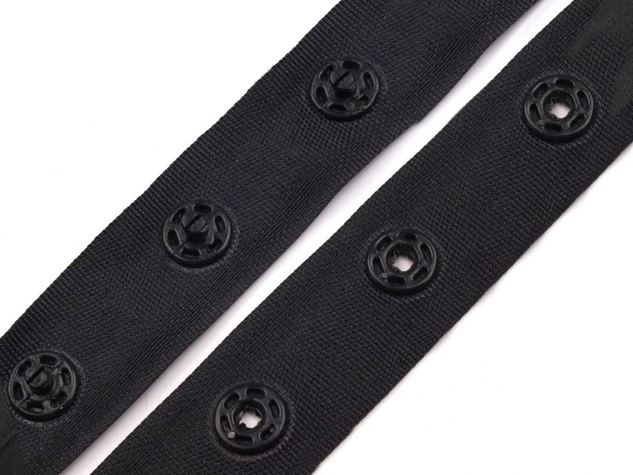 Image avec ruban à pressions 18 mm - noir – disponible chez Šarlotes audumi